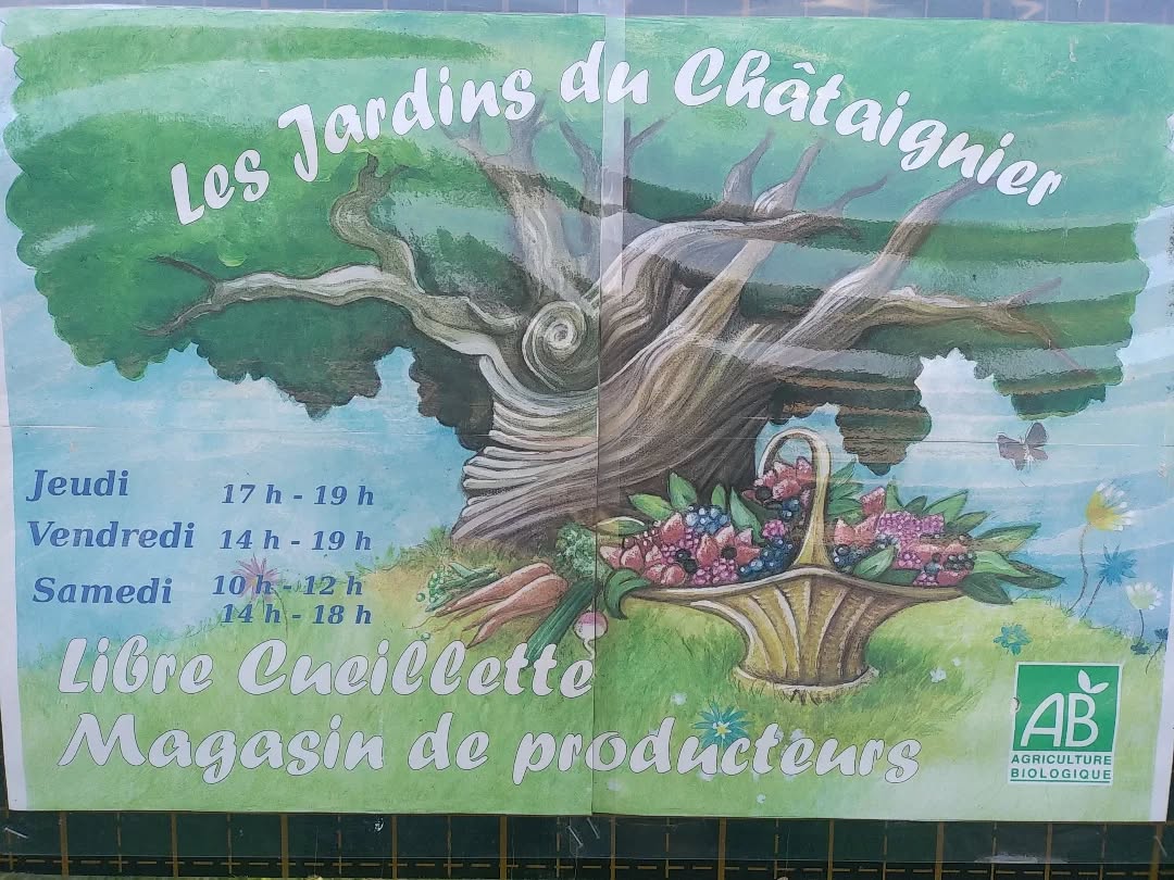 Panneau peint des Jardins du Châtaignier à l'entrée de la ferme : libre cueillette et magasin de producteurs, label AB